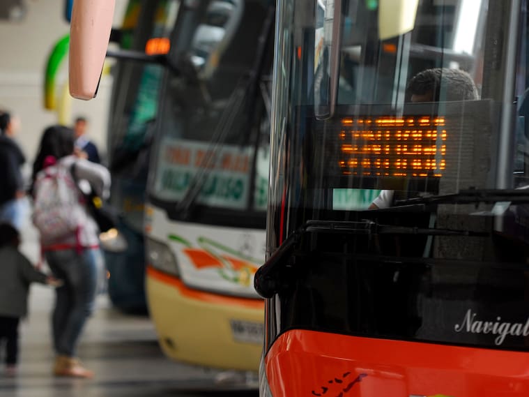 28 DICIEMBRE DE 2011/ VIÑA DEL MAR
En el terminal Rodoviario las autoridades municipales, Fenabus, carabineros y la PDI realizan las medidas de seguridad en los vehículos de trasportes de pasajeros por las salidas y llegadas para la región de Valparaíso por las fiestas de fin de año.
FOTO: PABLO OVALLE ISASMENDI/AGENCIAUNO