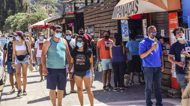 20 DE FEBRERO DE 2021 / CONCONPersonas pasan por fuera de un local de Empanadas en el borde costero, durante el fin de semana en que la comuna se encuentra en Fase 3 del plan Paso a Paso por el Covid-19
FOTO: MIGUEL MOYA / AGENCIAUNO