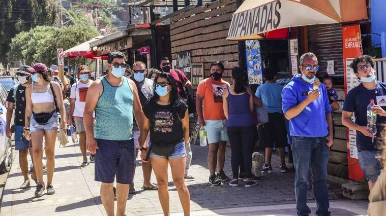20 DE FEBRERO DE 2021 / CONCONPersonas pasan por fuera de un local de Empanadas en el borde costero, durante el fin de semana en que la comuna se encuentra en Fase 3 del plan Paso a Paso por el Covid-19
FOTO: MIGUEL MOYA / AGENCIAUNO