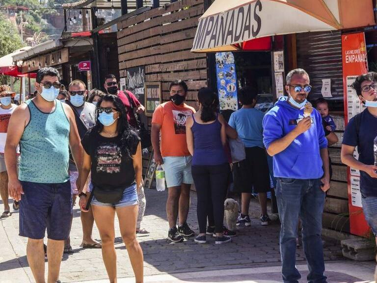 20 DE FEBRERO DE 2021 / CONCONPersonas pasan por fuera de un local de Empanadas en el borde costero, durante el fin de semana en que la comuna se encuentra en Fase 3 del plan Paso a Paso por el Covid-19
FOTO: MIGUEL MOYA / AGENCIAUNO