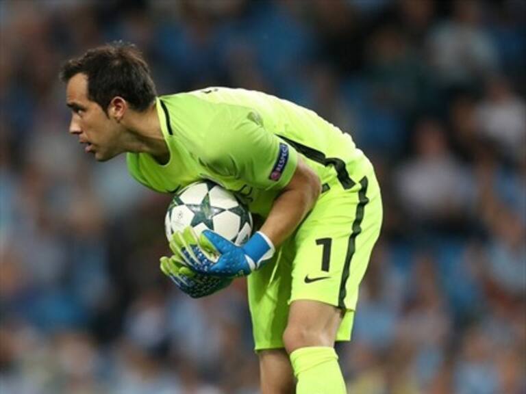 Claudio Bravo sufrió un absurdo autogol ante el Tottenham