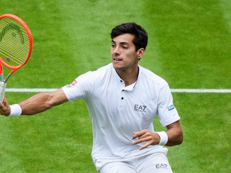 LONDON, ENGLAND - JULY 06: Cristian Garin of Chile plays a forehand in the Men's Singles Quarter Finals Match against Nick Kyrgios of Australia during day ten of The Championships Wimbledon 2022 at All England Lawn Tennis and Croquet Club on July 06, 2022 in London, England. (Photo by Shi Tang/Getty Images)