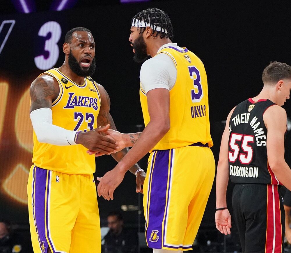 James y Davis festejan el triunfo de Lakers