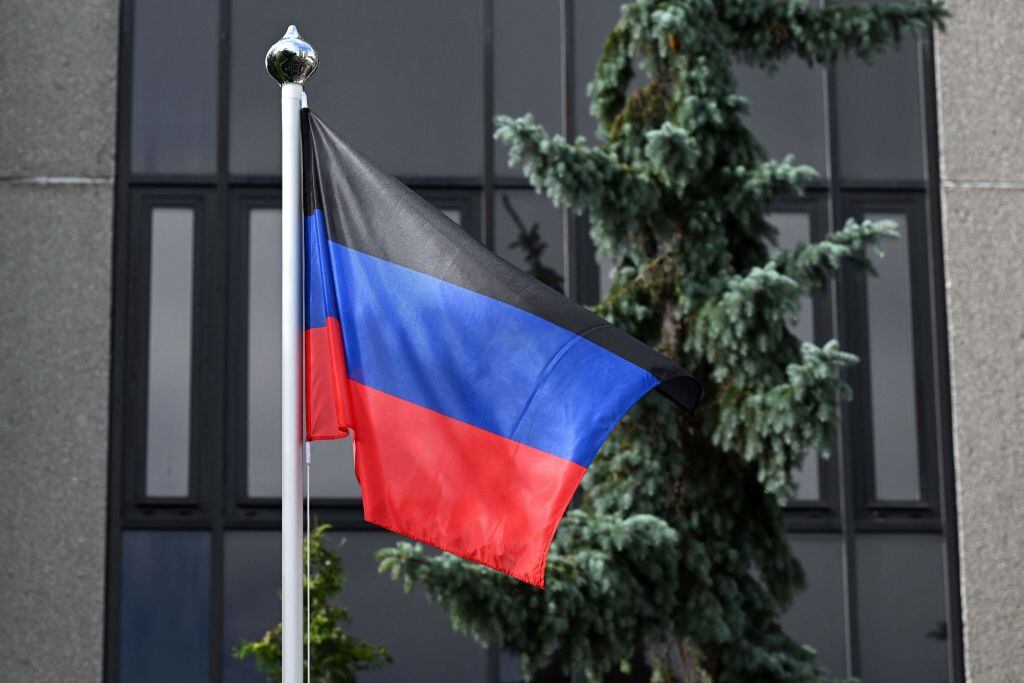 Bandera de la República de Donetsk flamea en la embajada en Moscú