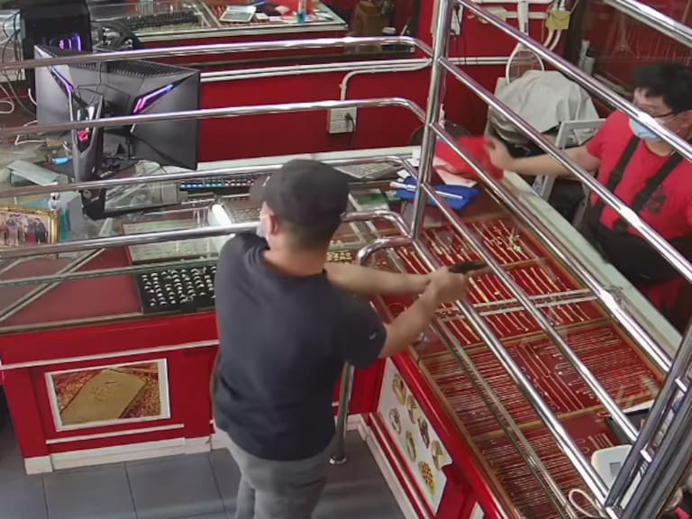 ¡Ni se inmutó! Dueño de joyería en Tailandia simula un asalto para poner a prueba a su perro