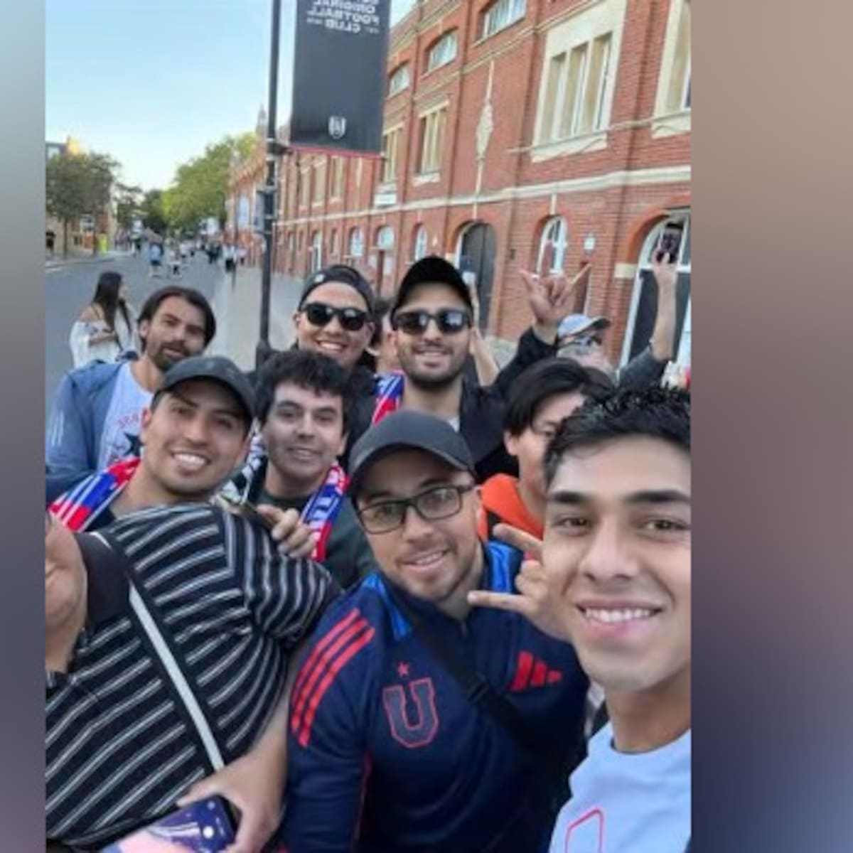 Hicieron el ‘aguante’: Hinchas de la U llegaron hasta Londres para acompañar el debut de Darío Osorio en Premier