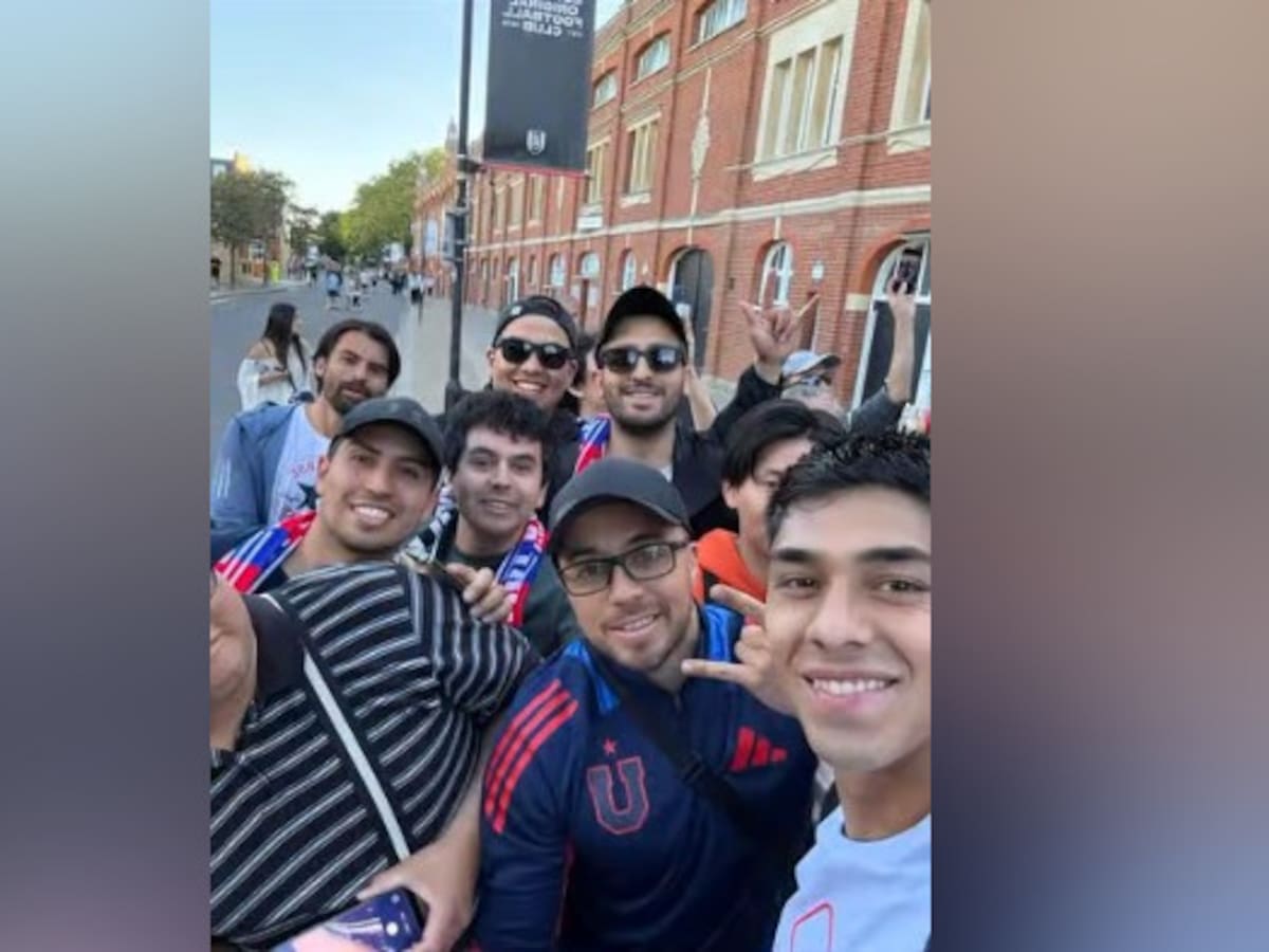 Hicieron el ‘aguante’: Hinchas de la U llegaron hasta Londres para acompañar el debut de Darío Osorio en Premier