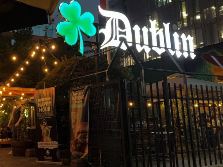 Famosa cadena de pubs podría recibir millonaria sanción: obligan a sus clientes a dejar propina