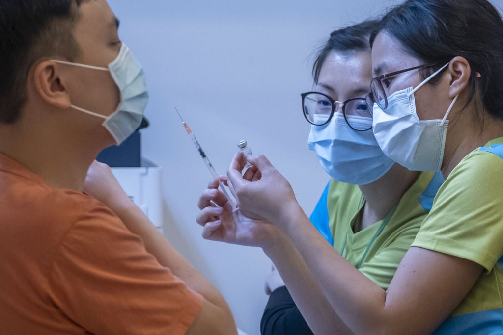 Trabajadores de la salud vacunan contra el Covid-19 en China