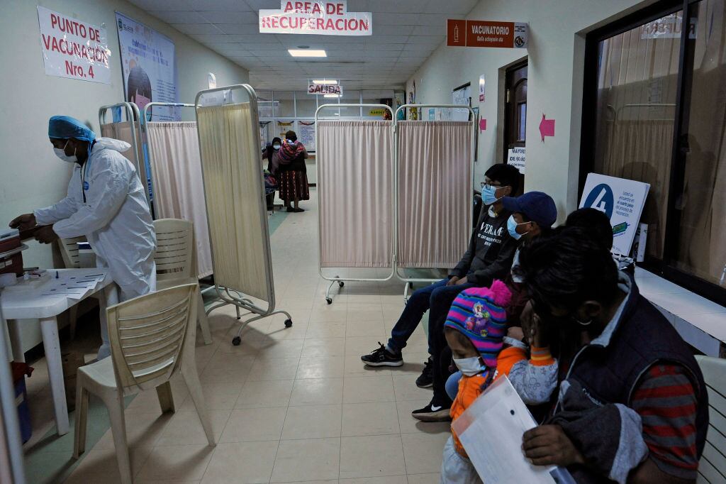 Centro de vacunación en un hospital de la ciudad boliviana de El Alto