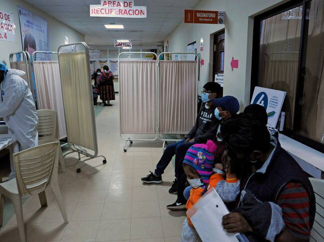 Centro de vacunación en un hospital de la ciudad boliviana de El Alto