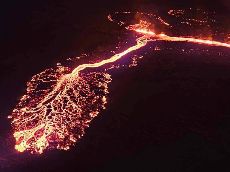 Tras semanas de temblores en Islandia: volcán hace erupción cerca del puerto de Grindavik y deja impresionantes imágenes