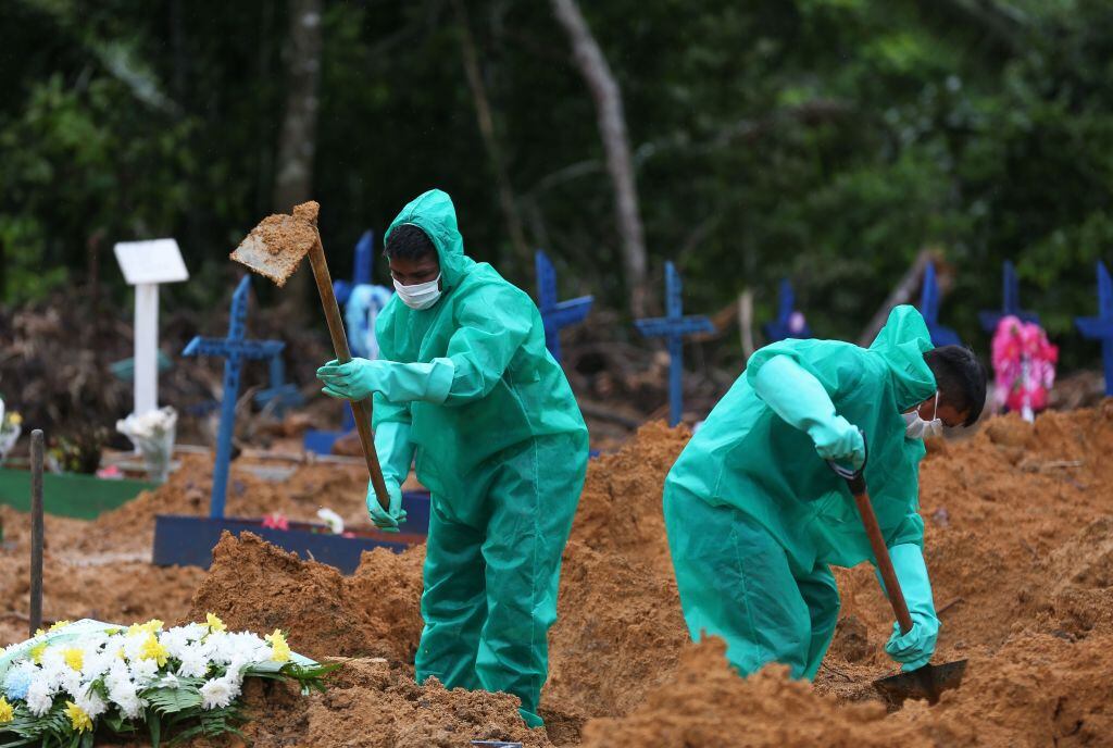 Funcionarios de cementerio trabajan en la pandemia en Brasil