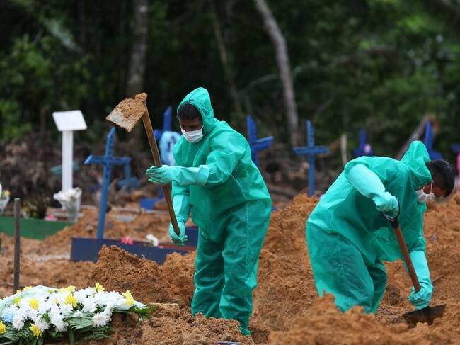 Funcionarios de cementerio trabajan en la pandemia en Brasil