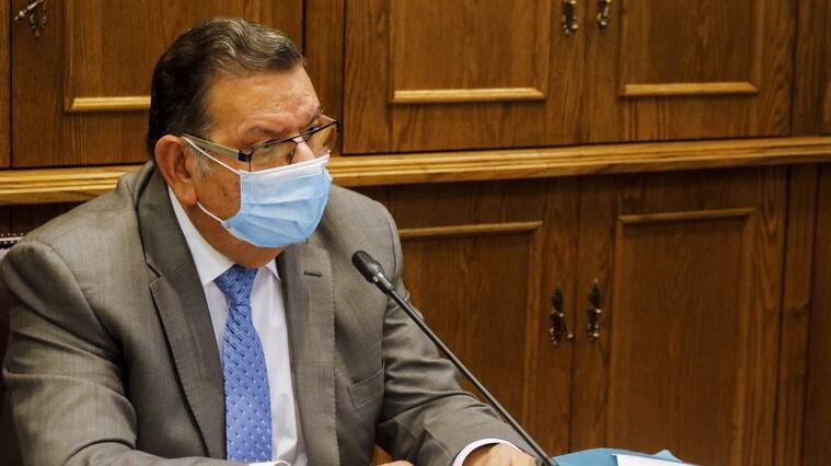 29 DE ABRIL DE 2020/VALPARAISOEl presidente de la comision, senador Rabindranath Quinteros, durante la sesión de la Comisión Mixta por el boletin que modifica el Código Sanitario para regular los medicamentos bioequivalentes genéricos y evitar la integración vertical de laboratorios y farmacias.
FOTO: LEONARDO RUBILAR CHANDIA/AGENCIAUNO