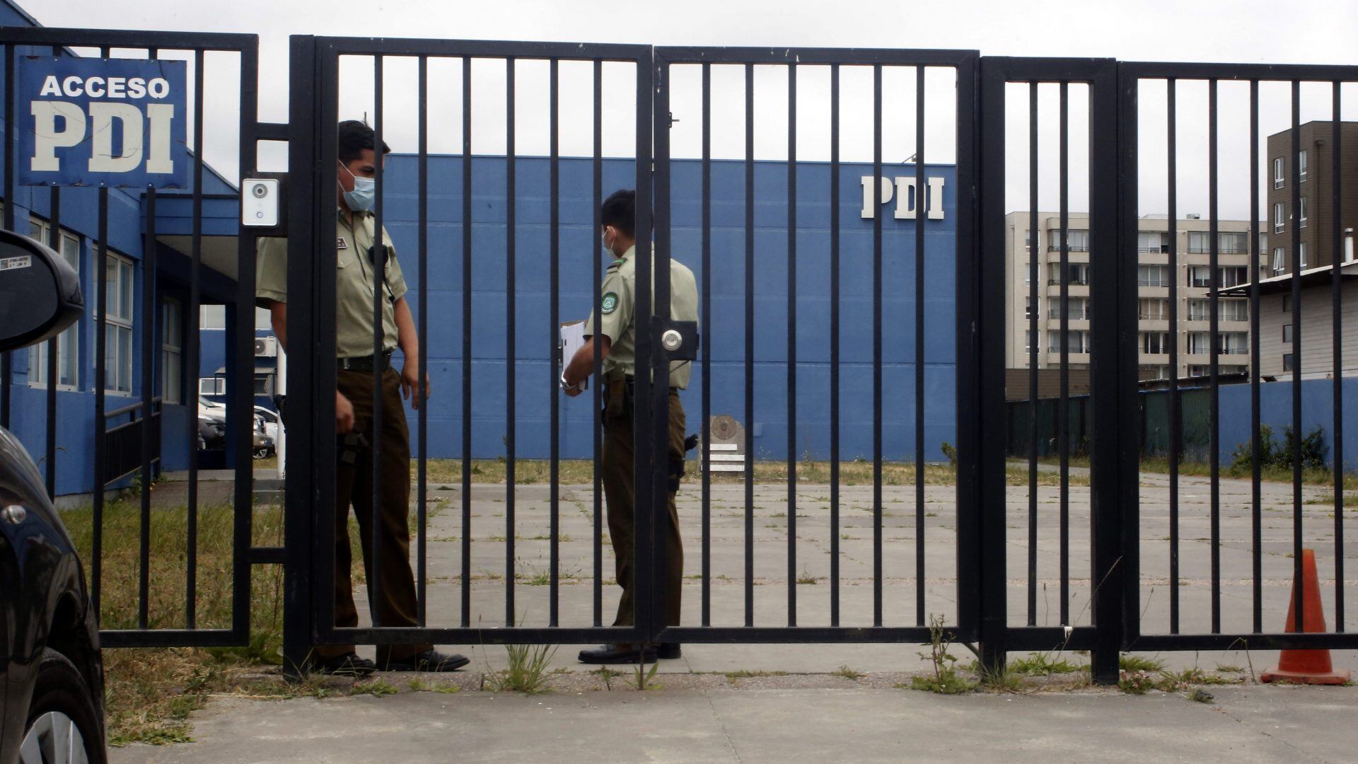 19 de Noviembre de 2020/TALCAHUANO
Personal de Carabineros se retira de cuartel de la PDI en en donde se encuentra el carabinero acusado de herir a los dos niños que fueron heridos al interior de un hogar del Sename en Talcahuano en un confuso incidente

FOTO:SEBASTIAN BROGCA/AGENCIAUNO