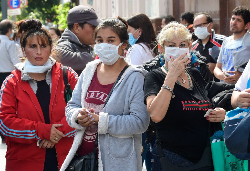 Unas mujeres utilizan mascarillas en las calles de la ciudad de Buenos Aires