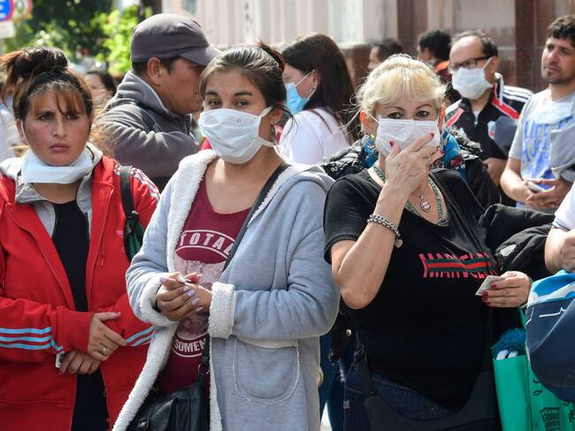 Unas mujeres utilizan mascarillas en las calles de la ciudad de Buenos Aires
