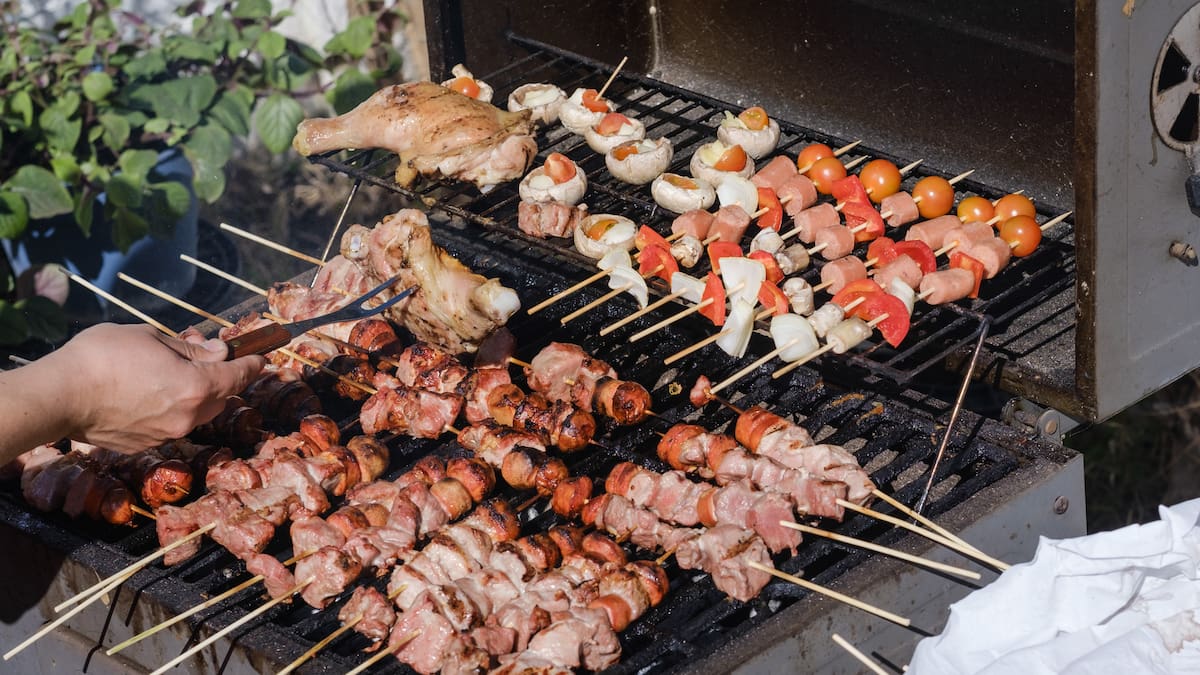 Este es el enemigo invisible que puede arruinar la carne en Fiestas Patrias de Chile (y así es posible prevenir)