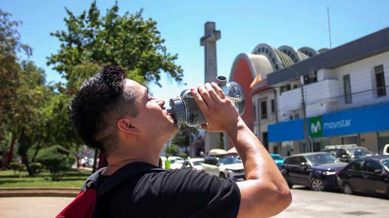 13 DE ENERO DE 2023 / CHILLÁN
Chillán se corona como la ciudad más sofocante de Chile. La capital de Ñuble fue la única zona con monitoreo de estos eventos que sumó 37 días inmensa en olas de calor durante 2022. También destacaron lugares de la Patagonia, lo que coincide con una sequía extrema en Magallanes.
FOTO:JOSÉ HUMBERTO CAMPOS /AGENCIA UNO
