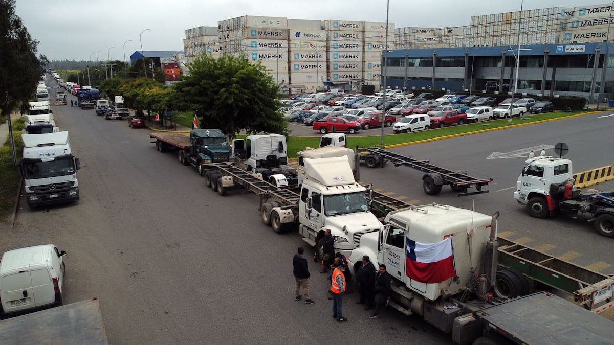 Paro de camioneros en San Antonio continúa tras reunión sin acuerdo: Gobierno afirma que es “un problema entre privados”