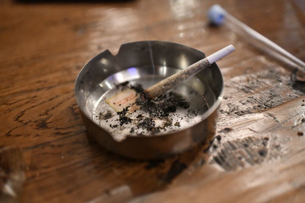 Cigarrillo de cannabis en un café del barrio rojo de Ámsterdam en Países Bajos