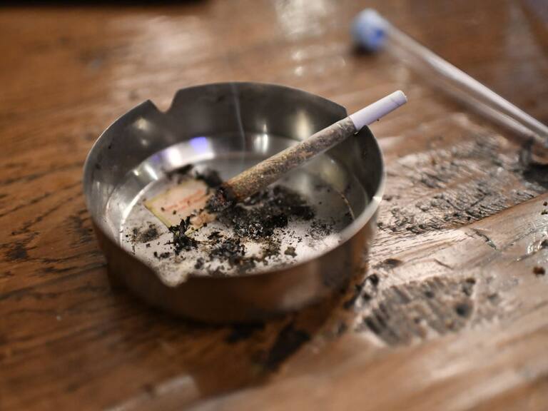 Cigarrillo de cannabis en un café del barrio rojo de Ámsterdam en Países Bajos