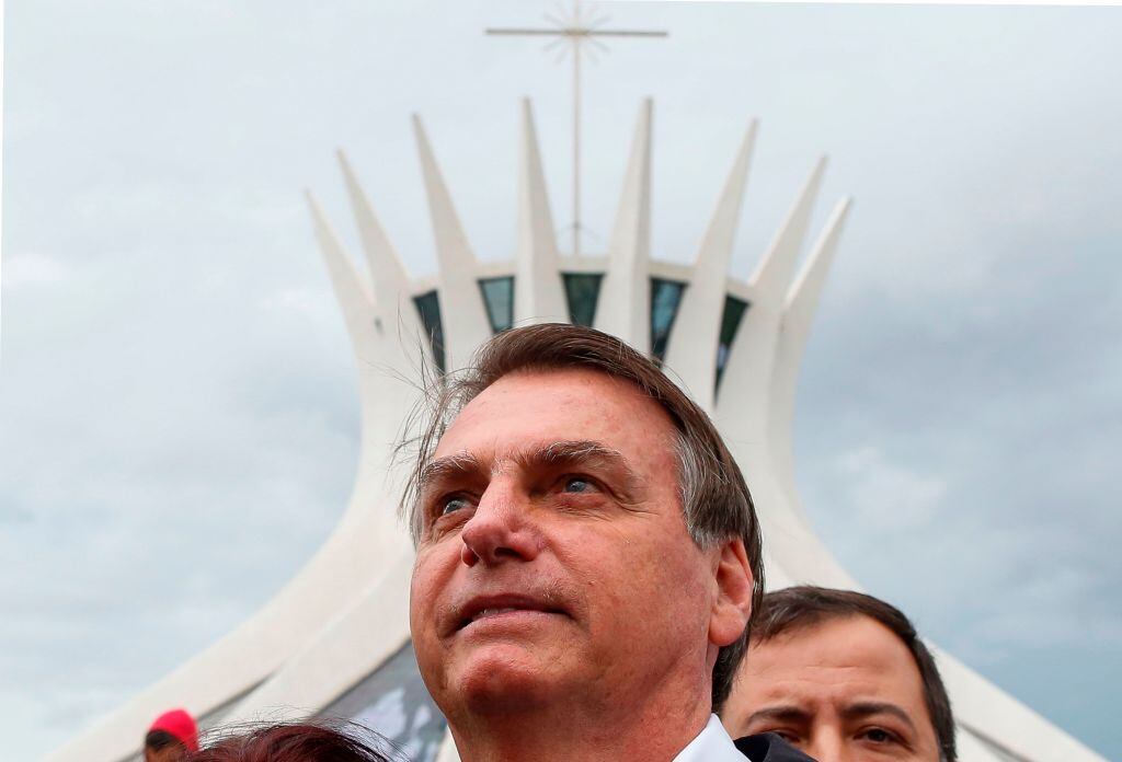 Jair Bolsonaro ante la catedral de Brasilia