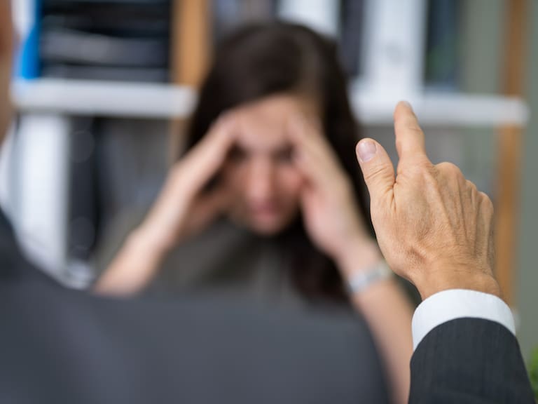 Ley Karin: Contraloría toma de razón reglamento que establece principios para investigaciones de acoso laboral, sexual y violencia en el trabajo