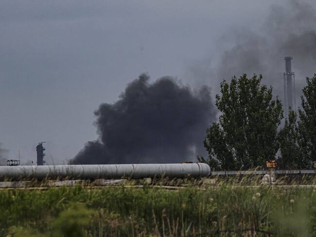 El humo se levanta sobre la región de Lugansk tras un ataque de Rusia