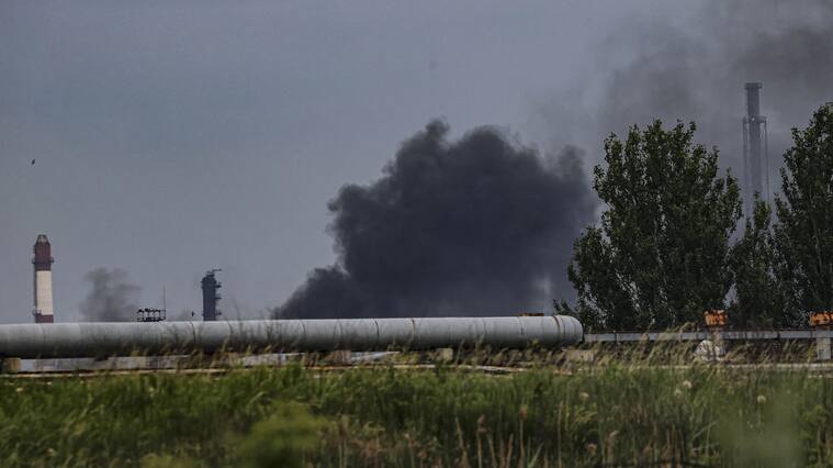 El humo se levanta sobre la región de Lugansk tras un ataque de Rusia