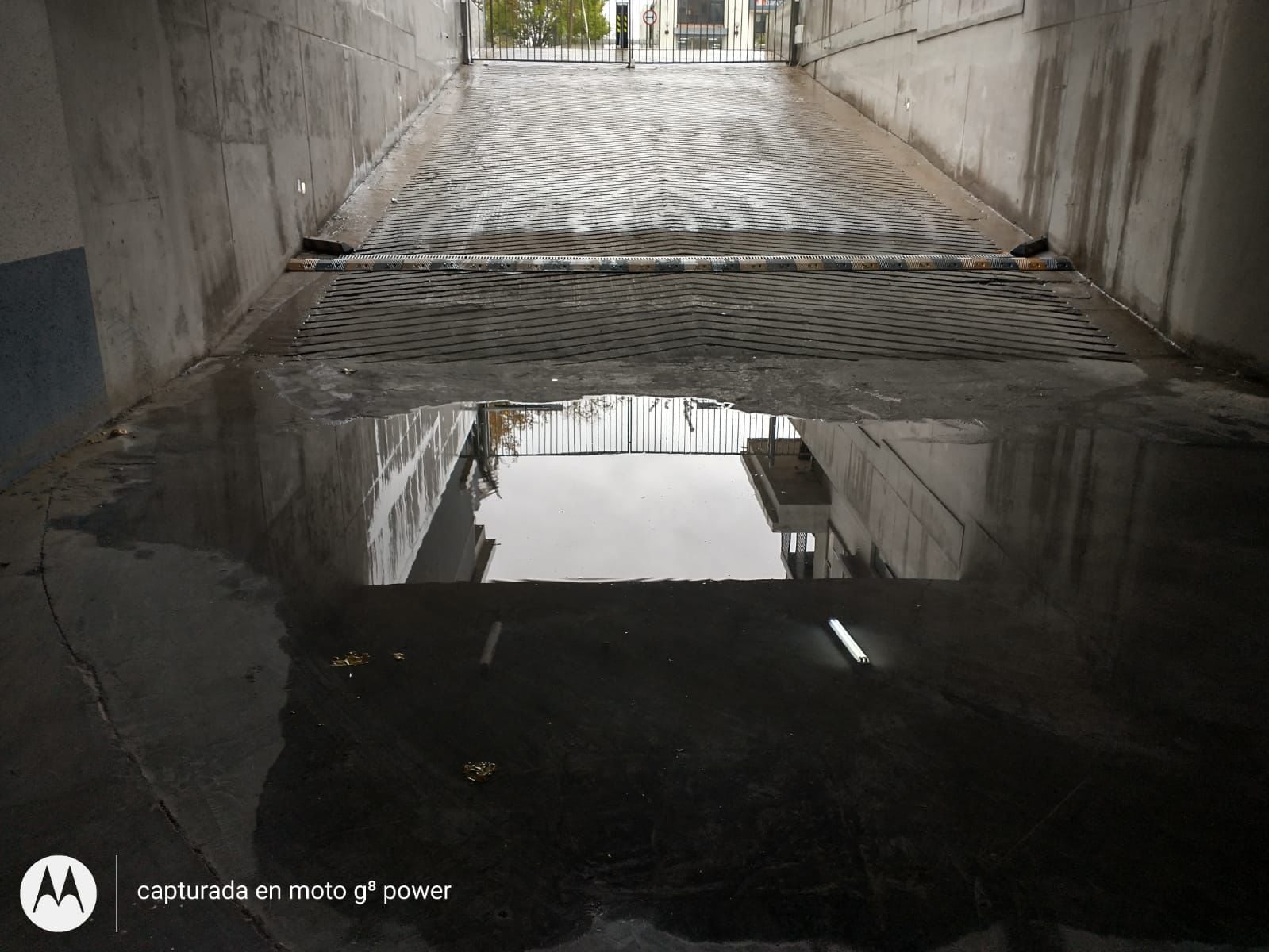 Vecinos de Las Condes denuncian graves inundaciones en edificio social tras fuertes lluvias