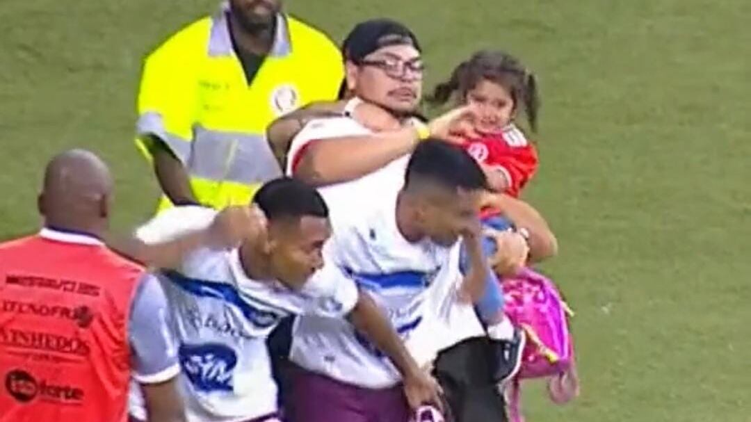 Hincha con su hija en brazos invade la cancha y agrede a jugador en partido del fútbol brasileño