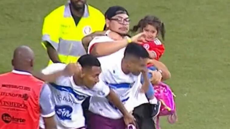 Hincha con su hija en brazos invade la cancha y agrede a jugador en partido del fútbol brasileño