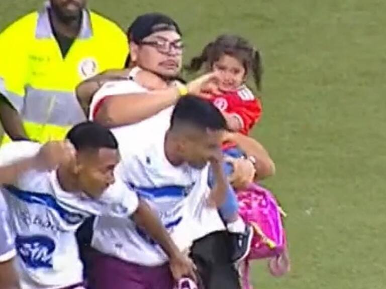 Hincha con su hija en brazos invade la cancha y agrede a jugador en partido del fútbol brasileño