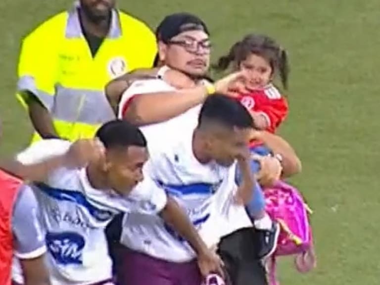 Hincha con su hija en brazos invade la cancha y agrede a jugador en partido del fútbol brasileño