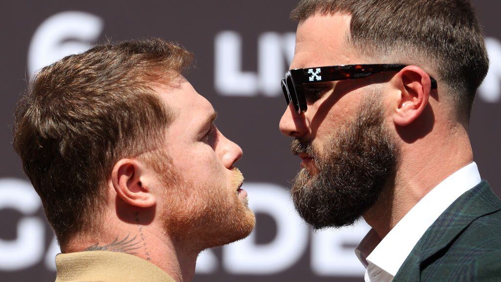 Canelo Álvarez se peleó con Caleb Plant en la presentación oficial de su pelea