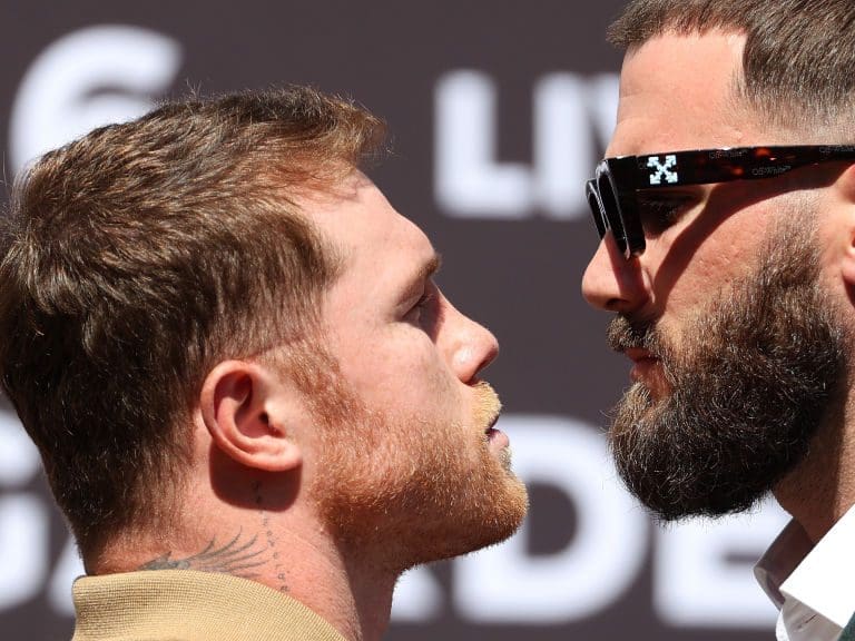 «Canelo» Álvarez se peleó con Caleb Plant en la presentación oficial de su pelea