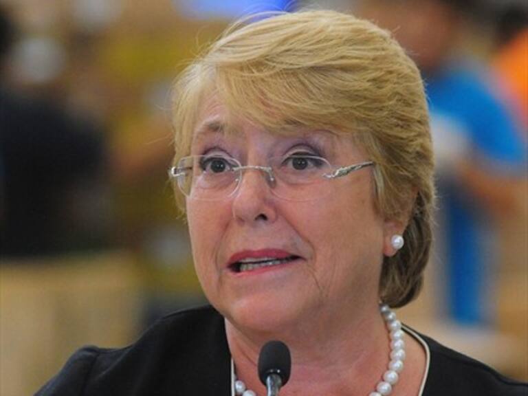 Presidenta Bachelet saca risas al dictar la dirección de un sitio web