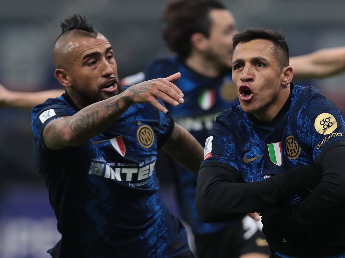 Otro título juntos: Arturo Vidal y Alexis Sánchez posaron junto al trofeo de la Supercopa de Italia