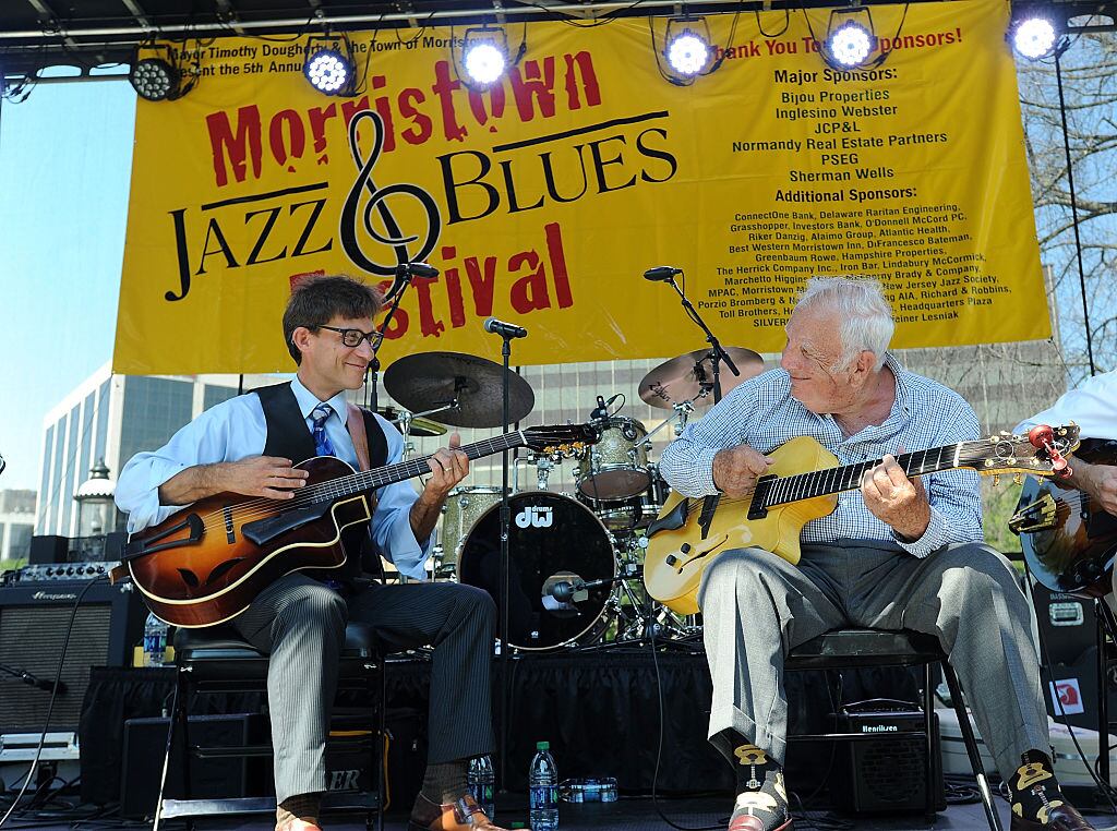 Los guitarristas Frank Vignola y Bucky Pizzarelli en el Festival Jazz and Blues de la ciudad de Morristown