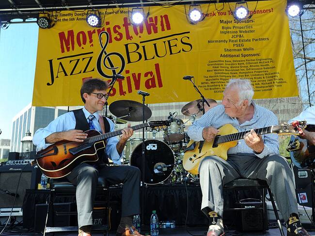 Los guitarristas Frank Vignola y Bucky Pizzarelli en el Festival Jazz and Blues de la ciudad de Morristown