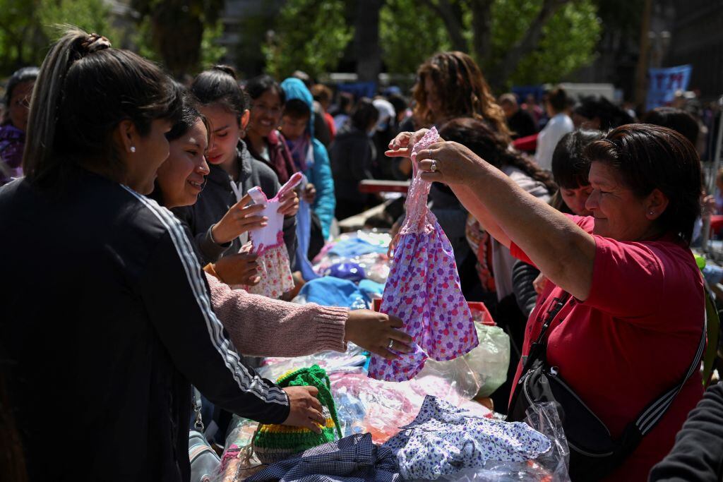 Mercado informal de ropa en Buenos Aires por economía de Latinoamérica