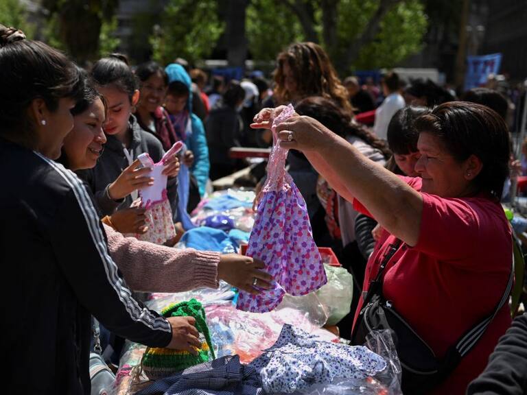 Mercado informal de ropa en Buenos Aires por economía de Latinoamérica