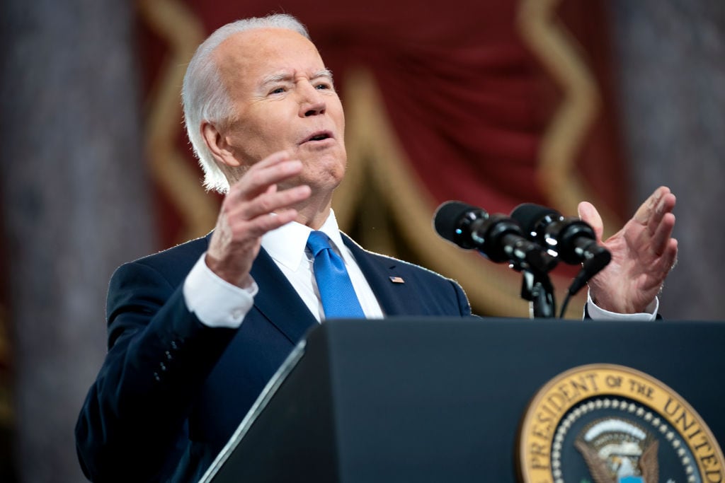 Joe Biden da un discurso al interior del Capitolio de Estados Unidos