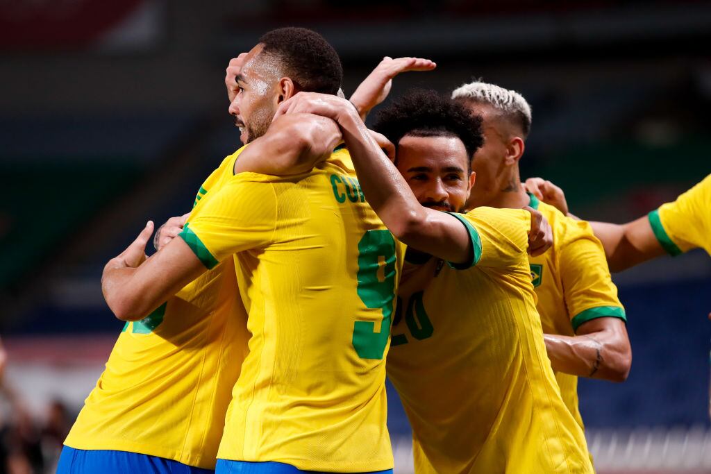 Matheus Cunha celebra con sus compañeros el gol sobre Egipto en los JJOO