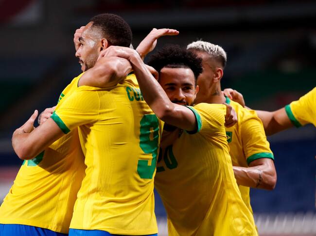 Matheus Cunha celebra con sus compañeros el gol sobre Egipto en los JJOO