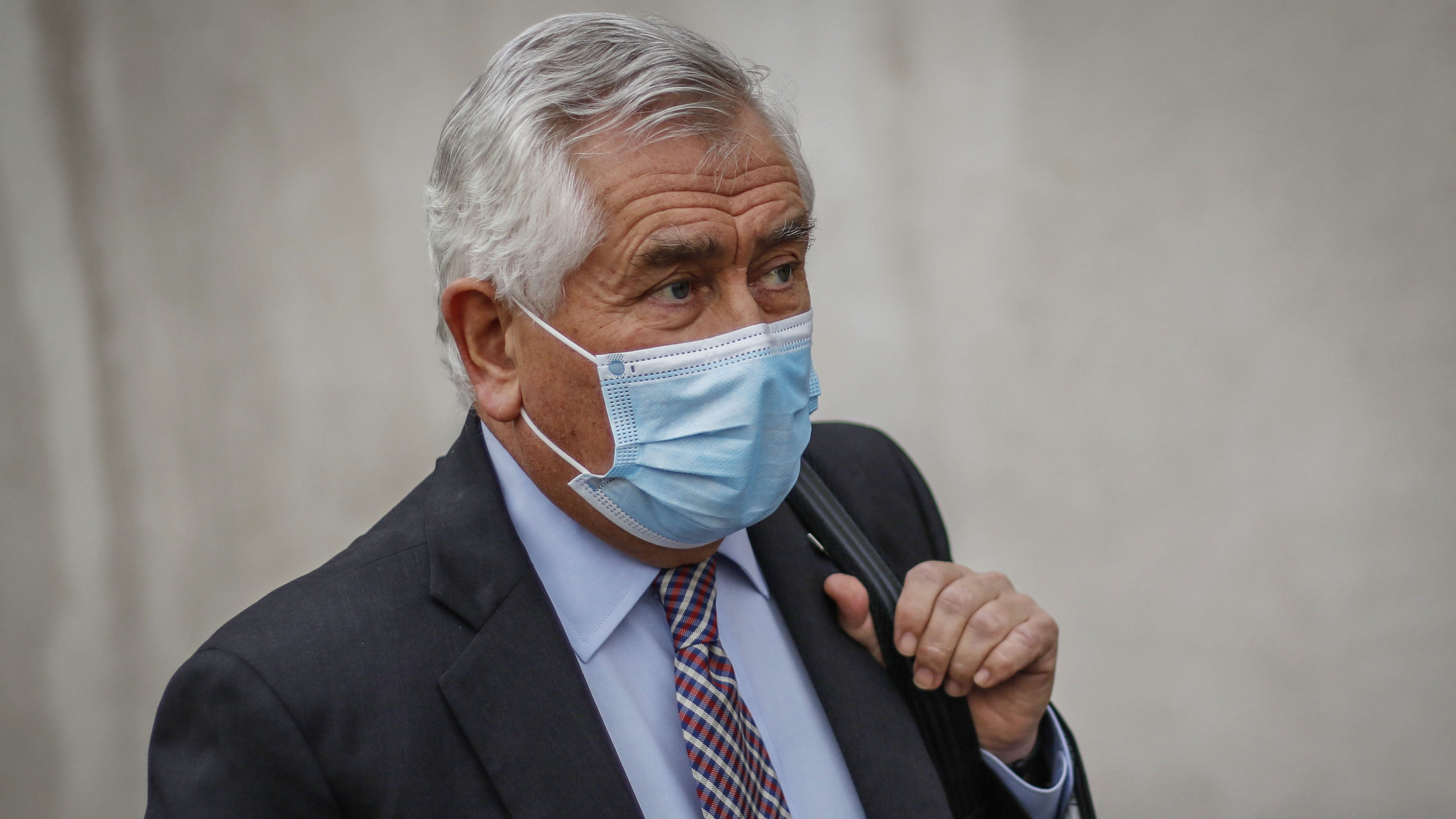 14 de junio del 2021/SANTIAGOEl ministro de Salud, Enrique Paris, se retira del Palacio de La Moneda, tras realizar el balance covid.
FOTO: SEBASTIAN BELTRAN GAETE/AGENCIAUNO