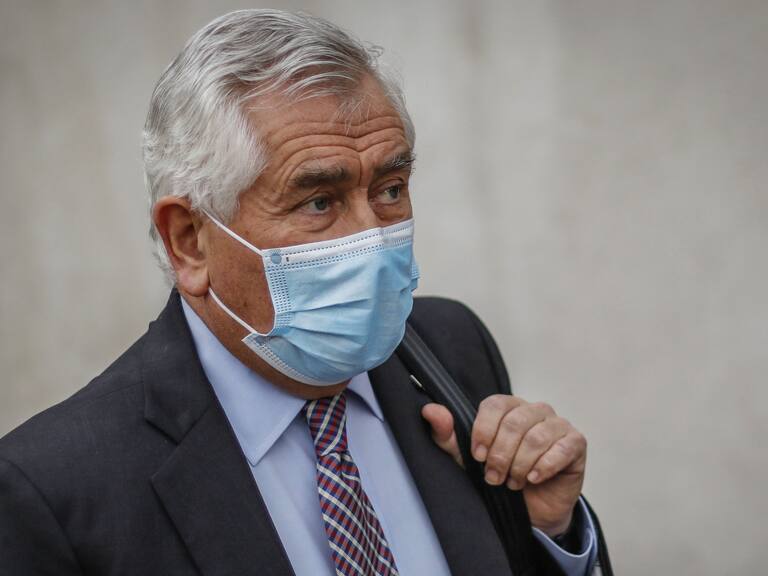 14 de junio del 2021/SANTIAGOEl ministro de Salud, Enrique Paris, se retira del Palacio de La Moneda, tras realizar el balance covid.
FOTO: SEBASTIAN BELTRAN GAETE/AGENCIAUNO