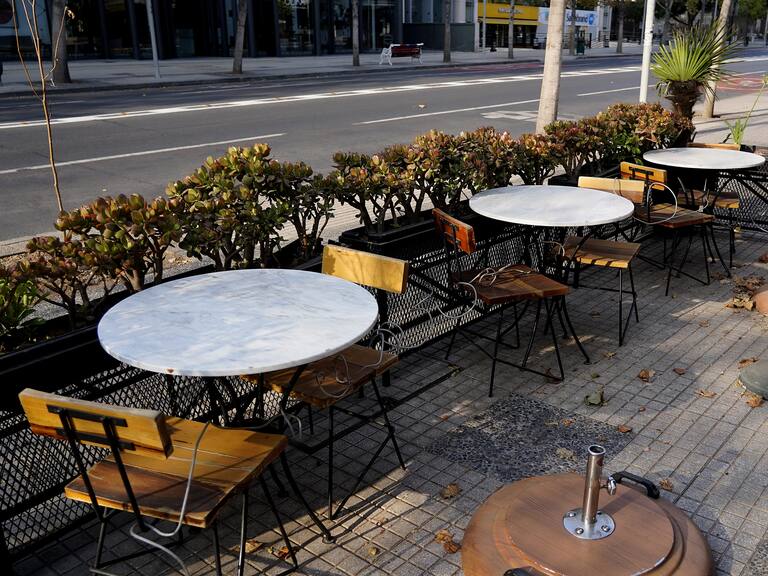 Las Condes habilitará Isidora Goyenechea para que restaurantes instalen mesas durante etapa de Preparación